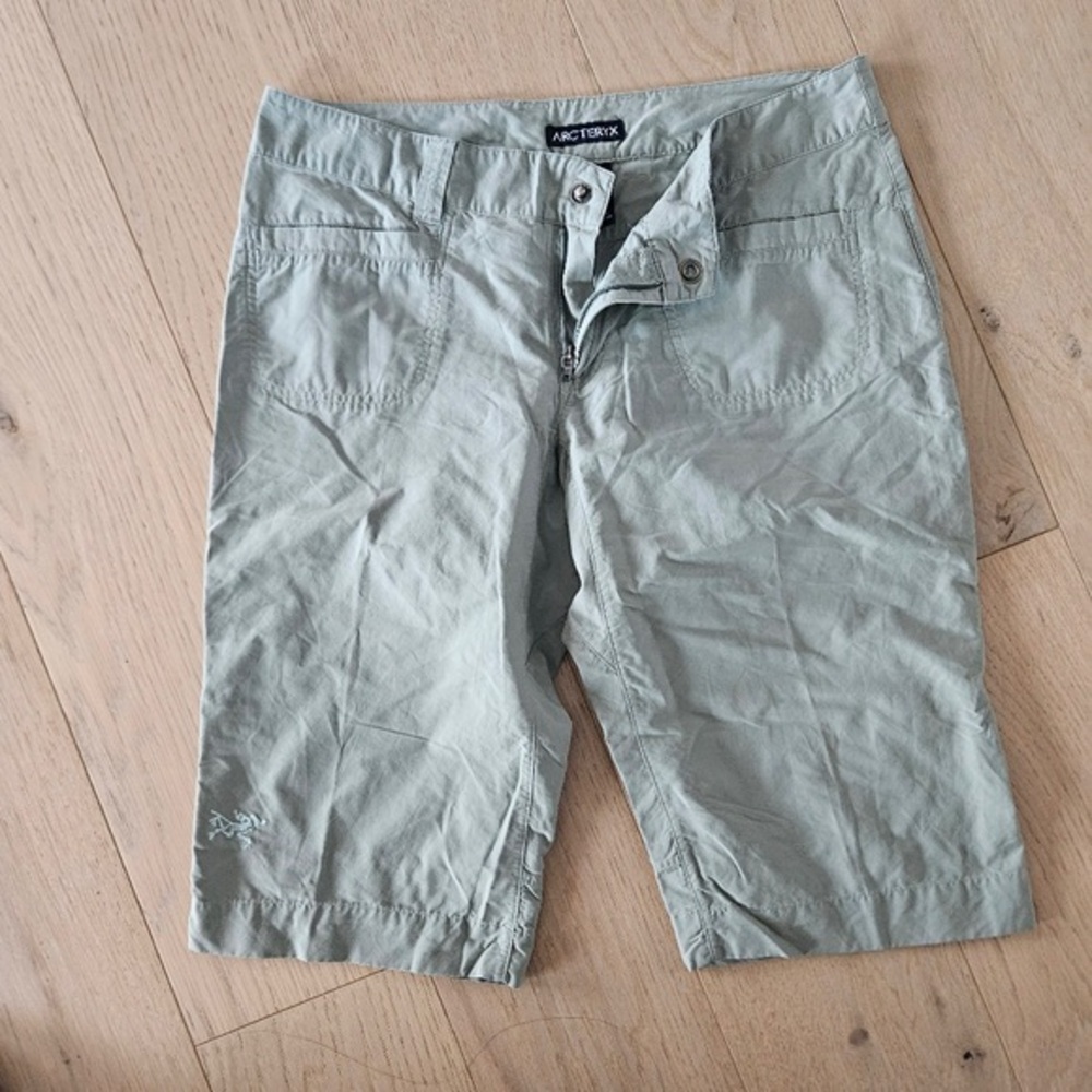 Arc'teryx Men's Light Sage Green Hybrid Outdoor Shorts